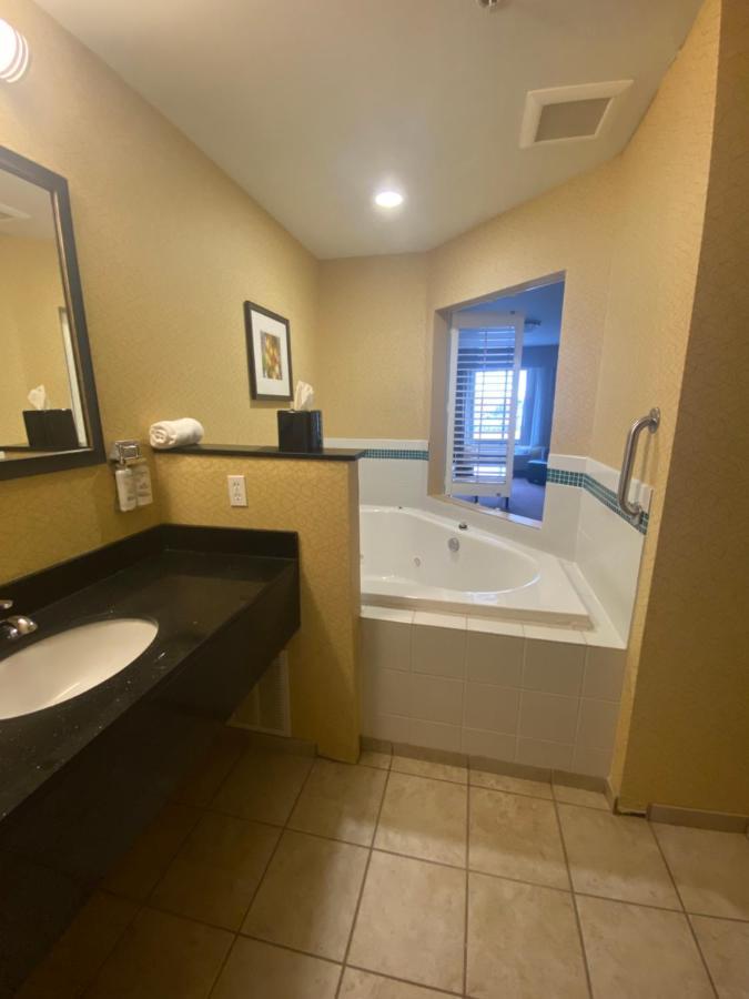 Holiday Inn Express And Suites Detroit North-Troy By Ihg Εξωτερικό φωτογραφία